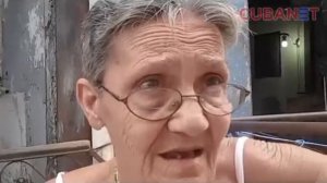 Vecinos en la calle por temor a derrumbe en la Habana Vieja, Cuba