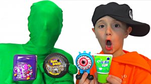 Демьян и папа учат цвета вместе с жвачками и конфетами