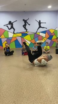 Ученик Егор мальчик с синдромом дауна круто зажигает брейк данс🤸♀️