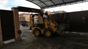 Разработка грунта Jcb 1cx в частном дворе с погрузкой в КАМАЗ