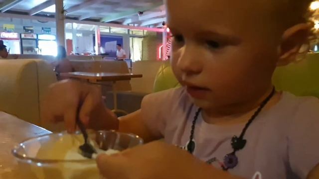 Вика на вечеринке/ едим мороженное / танцуем/играем на детской площадке смотреть онлайн