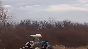 трактор пашет .