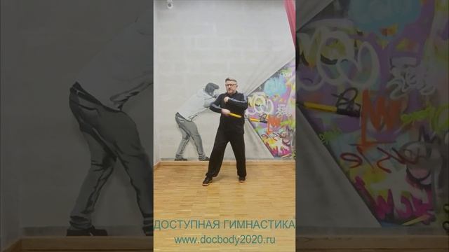 Упражнения с тренировочными нунчаку в студии (18)