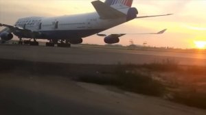 Как взлетают самолеты и красивый закат. How to fly airplanes.