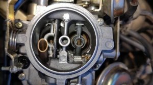 Ниссан Ванетт льёт карбюратор ((