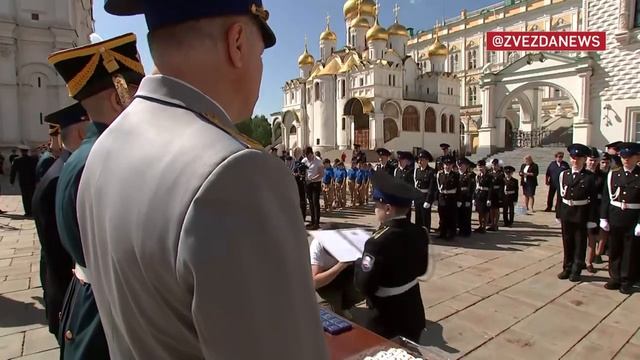 Более 200 кадетов и юнармейцев ФСО произнесли торжественную клятву в Кремле смотреть онлайн