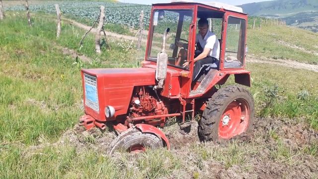 Трактор Т-25 застрял в грязи.Т-40 вывозит его оттуда буксиром