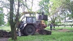 Трактор ЮМЗ в действии, трактор универсал в работе