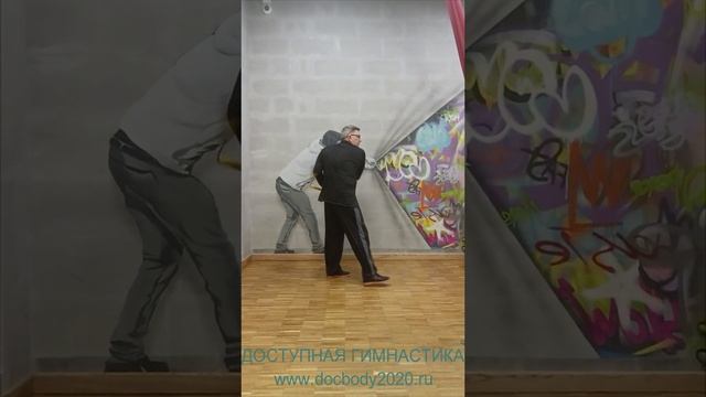 Упражнения с тренировочными нунчаку в студии (21)