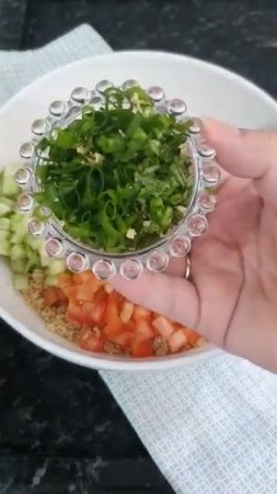 SALADA DE QUINOA COM TEMPEROS FRESCOS DA MINHA HORTA EM VASOS! CANAL MEU QUINTAL #shorts #receitas