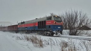ТЭ33А-0005 С ГРУЗОВЫМ ПОЕЗДОМ. УСТЬ-КАМЕНОГОРСК. КАЗАХСТАН