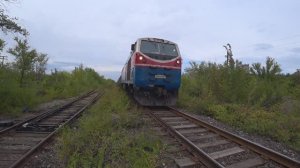 ТЭ33А-0151 СЛЕДУЕТ ИЗ УСТЬ-КАМЕНОГОРСКА В СТОРОНУ ЗЫРЯНОВСКА СО СБОРНЫМ ГРУЗОВЫМ СОСТАВОМ