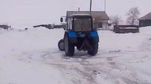 Дрифт трактором на снегу :D