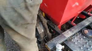 Минитрактор SHIFENG SF-240 садит картошку усовершенствованной сажалкой БОМЕТ на тяжелом огороде