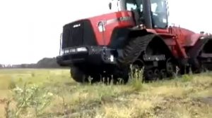 Трактор в поле пашет