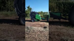 Пресс- подборщик  ПРФ-145. В работе...