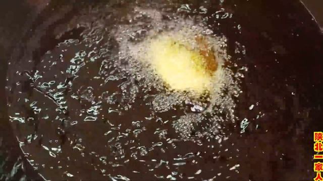 陕北风味小吃油馍馍，外酥里软，口感香甜，过年必备的美食！【陕北一家人】 смотреть онлайн