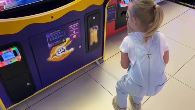 Эмилька в парке развлечений, катается на аттракционах, играет в игры. Emilka at amusement park