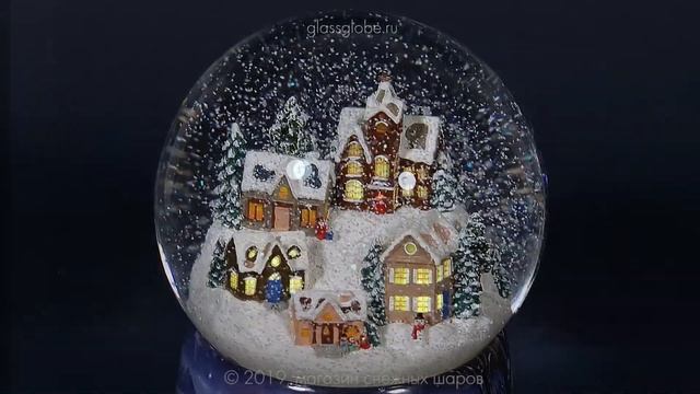 Стеклянный шар со снегом внутри "Городок" смотреть онлайн