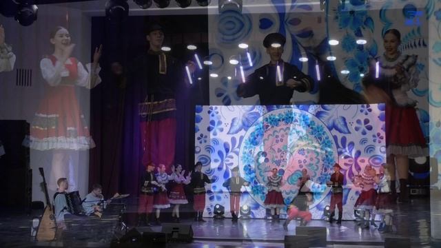 "Улица широкая". Концерт образцовых ансамблей "Тропинка" и "Сюрприз", Енисейск