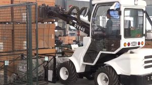 011. Working show of DY840 mini telescopic loader in Narrow worksite