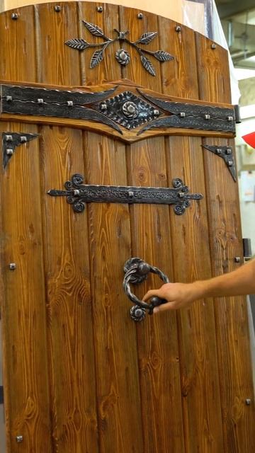 Необычная дверь в ретро стиле #входныедвери #установкадверей #изготовлениедверей