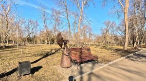 ПАРК ГОРЬКОГО В ЛУГАНСКЕ ВЕСНОЙ 2025 - ЛЮДИ ПРИШЛИ В ПАРК ПОГРЕТЬСЯ