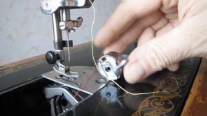 регулировка НИТИ на ЧЕЛНОКЕ снизу и КАТУШКЕ ниток сверху