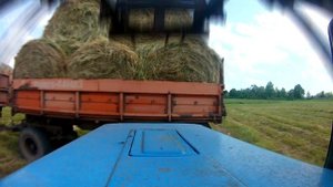 Погрузка и перевозка рулонов сена 2022 года