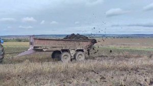 Юмз-6 4×4, прицеп РОУ-6 Розкидання органічних добрив