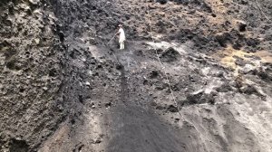 Строительство, шахтёры скидывают песок со стен карьера