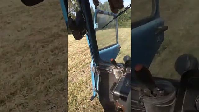 Собираем тюки кидаем в ручную  трактор мтз80
