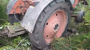 Тракторист застрял Трактор Т40 в болоту.Трактор Т16 пришол на помош