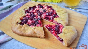 Яблочный пирог с вишней на галетном тесте