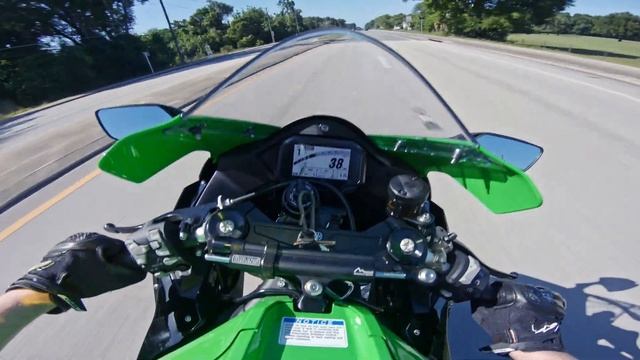 FLYBY PAST AUDI R8 AT 290KMH ON A 2021 ZX10R (180MPH) смотреть онлайн