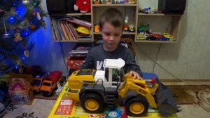 Фронтальный погрузчик Bruder.