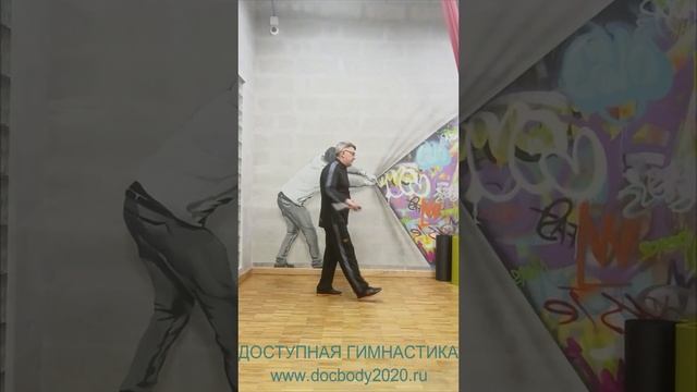 Упражнения с тренировочными нунчаку в студии (9)