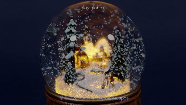 Новогодний стеклянный шар со снегом "Домик в лесу" смотреть онлайн