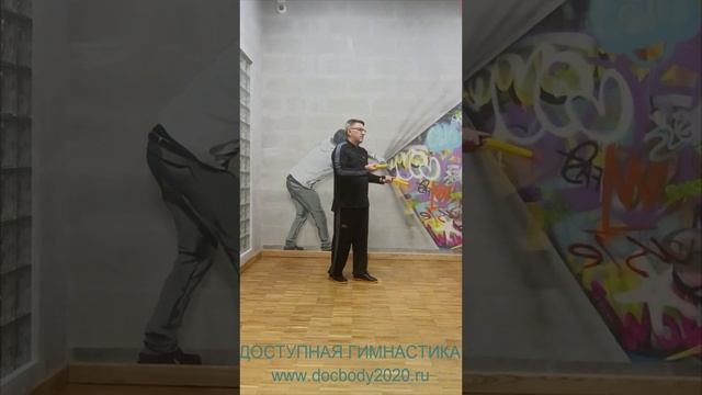 Упражнения с тренировочными нунчаку в студии (15)