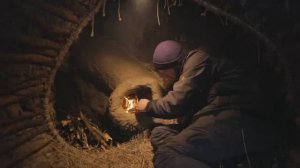 Ночевка зимой в теплом и уютном логове для выживания. Глиняная печь, ловля и готовка, выживание в ле