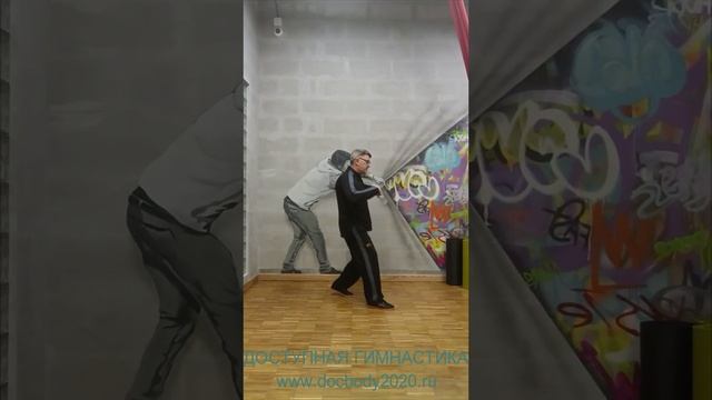Упражнения с тренировочными нунчаку в студии (6)