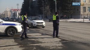 В Кургане инспекторы ДПС и радийщики устроили праздник для женщин-водителей