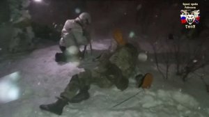 Эвакуация раненого на тележке под огнем противника !!!