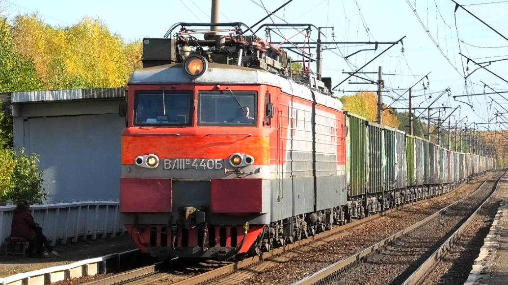 ВЛ11М-440 с грузовым поездом следует через о.п. Шайтанка