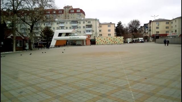 Знаменитая Театральная площадь Анапы утром в середине апреля!