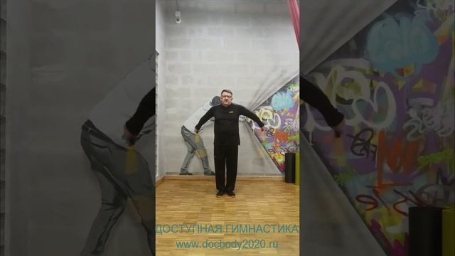 Упражнения с тренировочными нунчаку в студии (14)