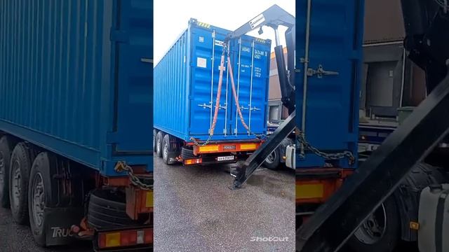 Боковой погрузчик контейнеров...