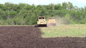 Трактор К 700 на дисковании поля