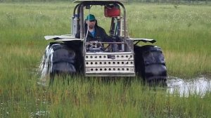 вездеход в болоте