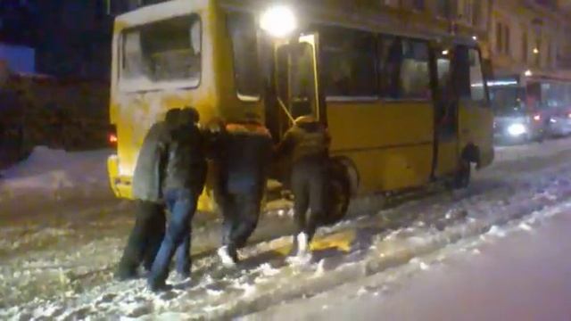 15.03. 2013 Львів - дороги замело. Ірина Мочульська смотреть онлайн